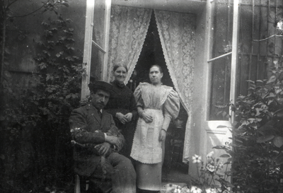 602303 Groepsportret met v.l.n.r. Johannes Anthonius Moesman (1859 - 1937), zijn moeder Ida Paulina Maria Moesman - ...